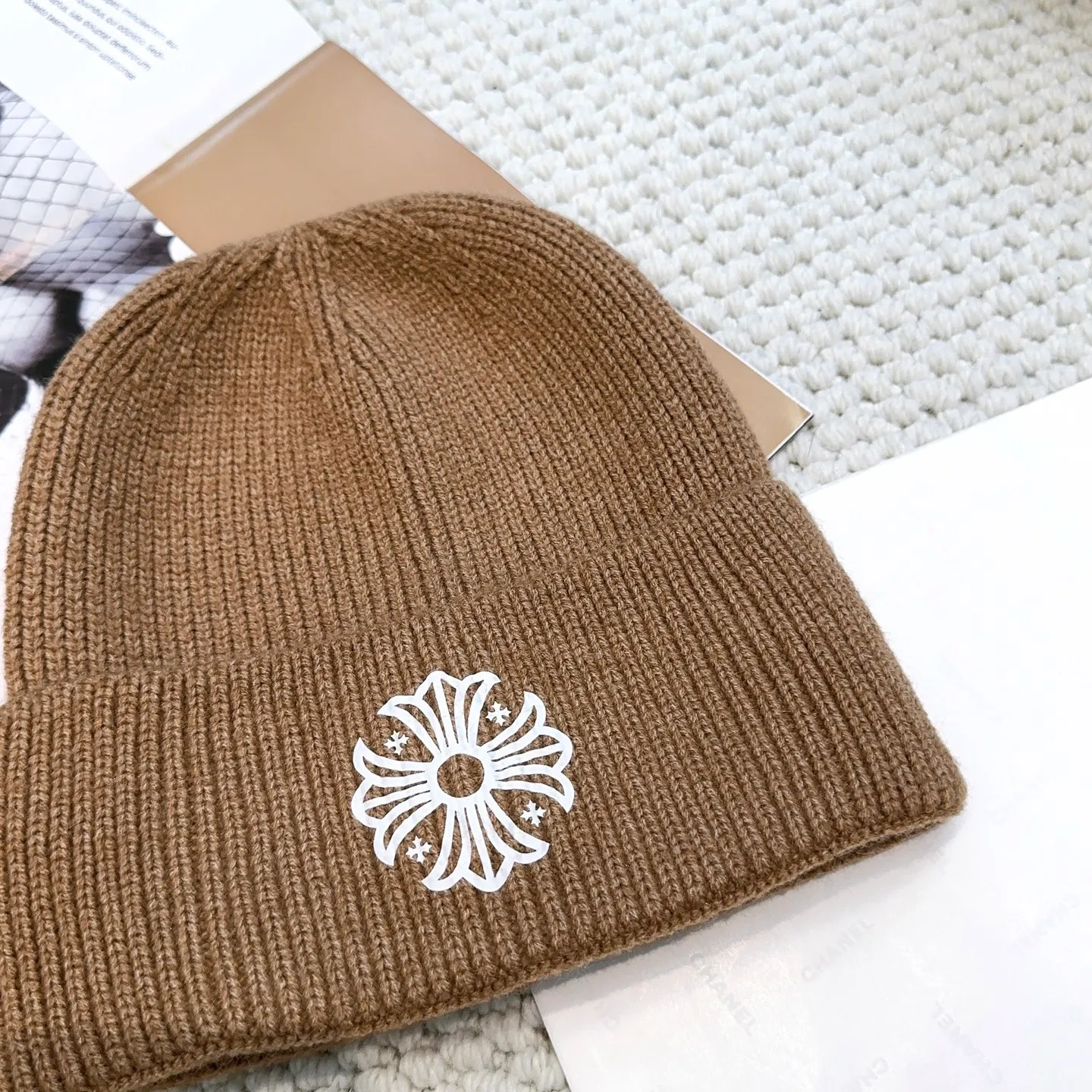 P50 🤍Chrome hearts new autumn and winter cross knitted hat🧶 One of the must-have hats in autumn and winter~ It really looks good on whoever wears it~, it is also a perfect match in black and white and gray in autumn~